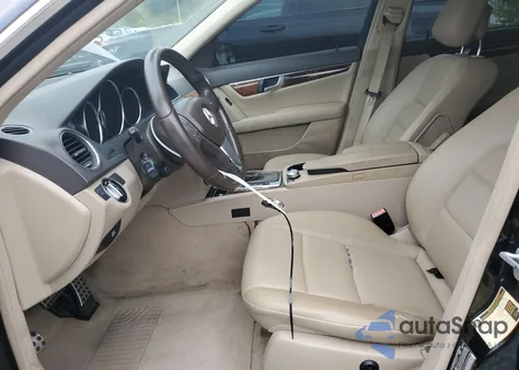 2012 Mercedes-Benz C 250 z USA, uszkodzony, nr VIN WDDGF4HB2CR204024